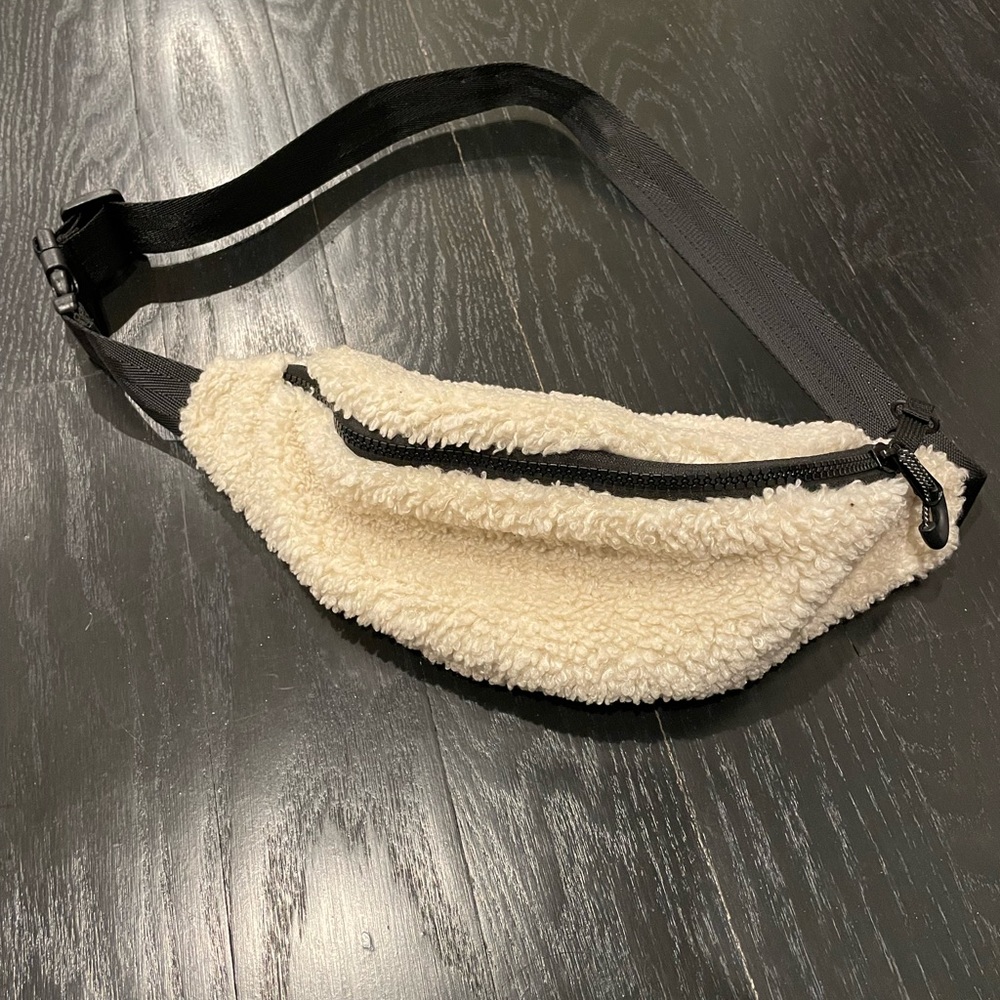 Z Supply Sherpa fanny pack and baseball hat